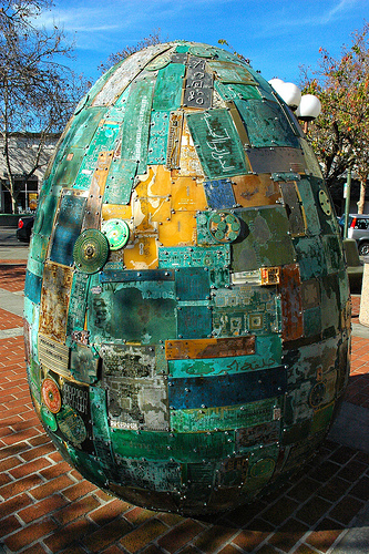 Circuit board egg, Palo Alto (credit : Wonderlane, Flickr)